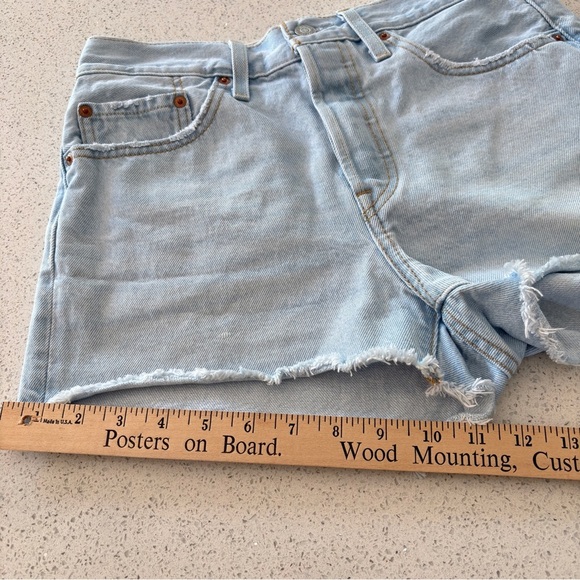 Levi's Women's 501 Button Fly Jean Denim Shorts Size W 27 Cut Off Light Wash - Picture 9 of 16